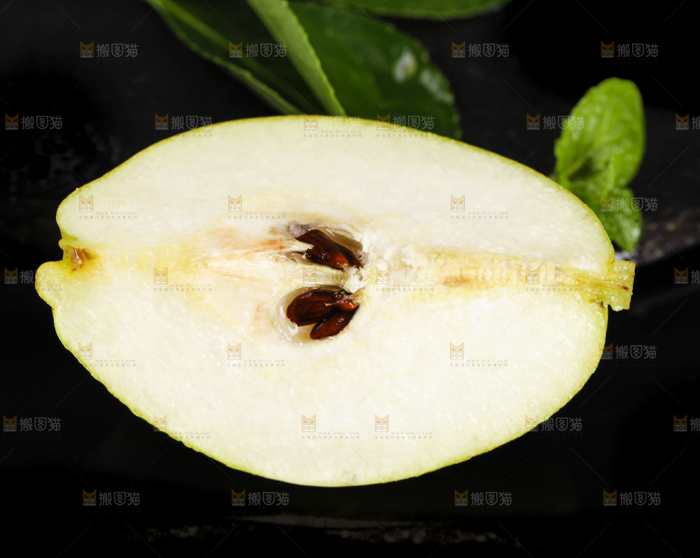 黑底上摆放着小香梨