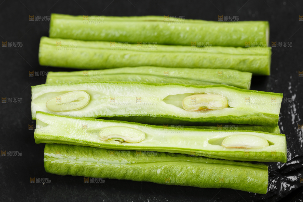 黑底上摆放着长豆角