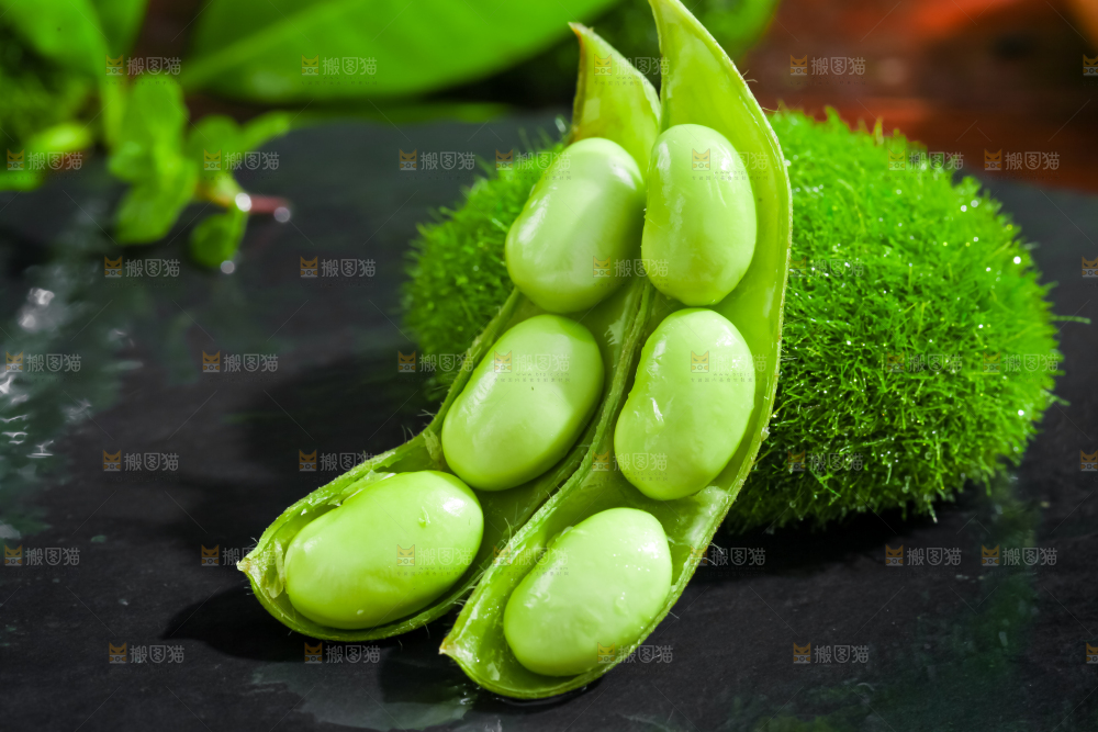 黑底上摆放着生毛豆