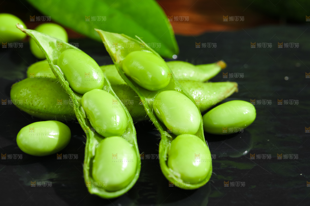 黑底上摆放着湖北毛豆