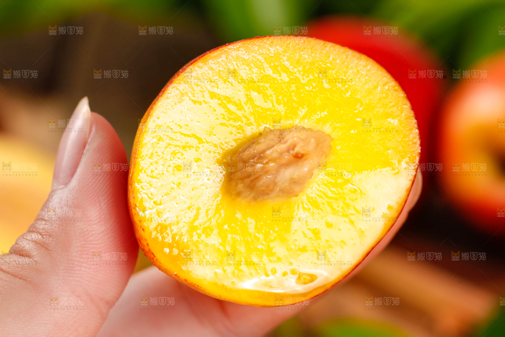 手里拿着黄心油桃