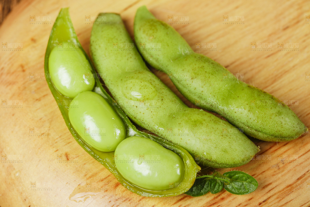 木底上摆放着毛豆角