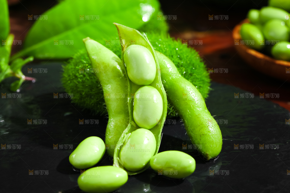 黑底上摆放着生毛豆