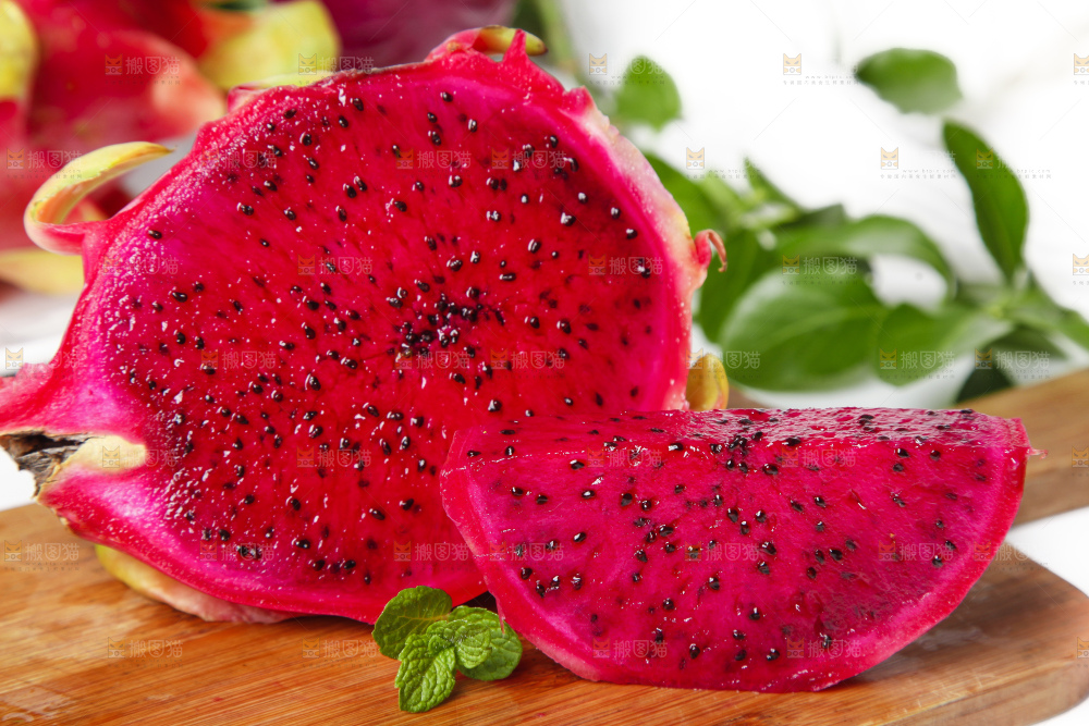 木底上放着火龙果