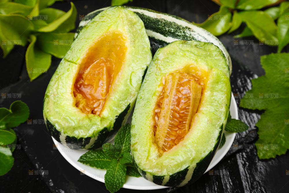 盘子里放着花皮甜瓜