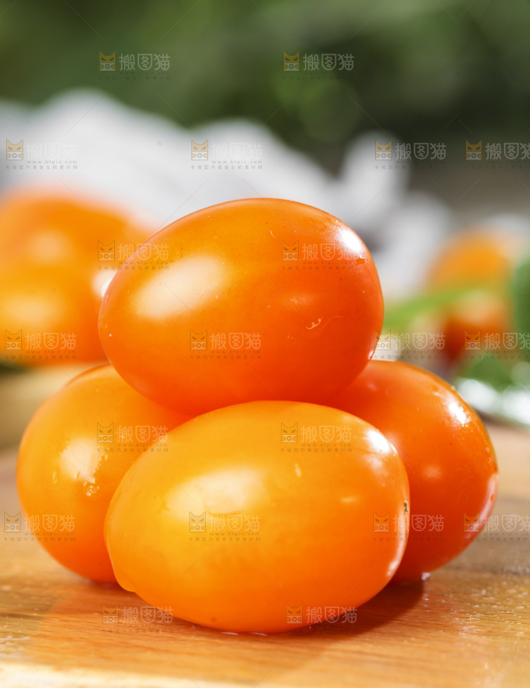 木底上摆放着圣女果