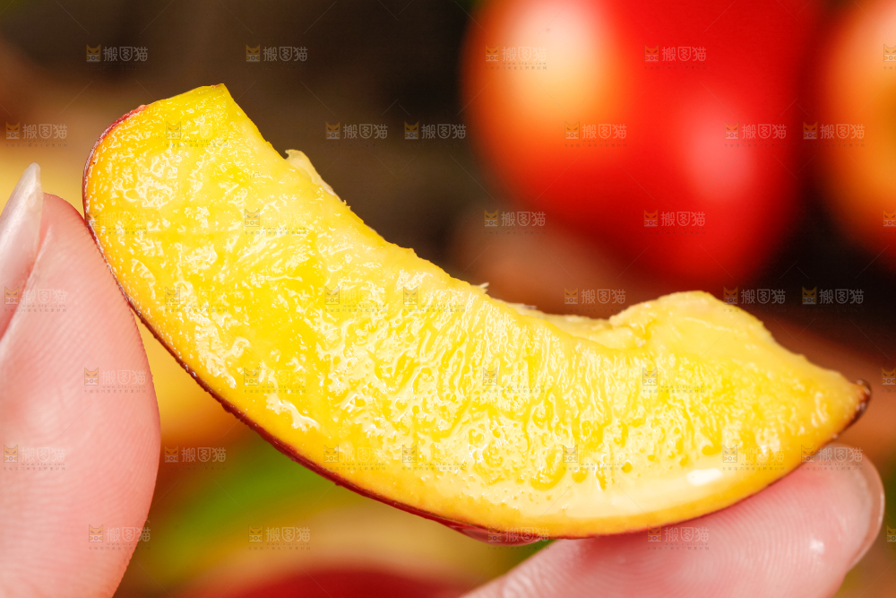 手里拿着黄心油桃