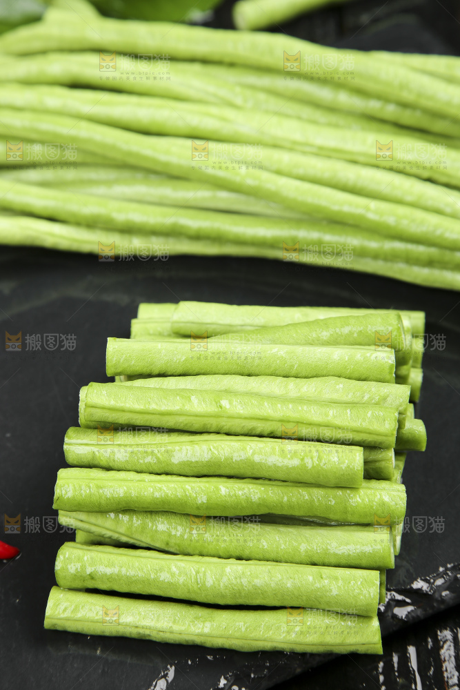 黑底上摆放着豇豆