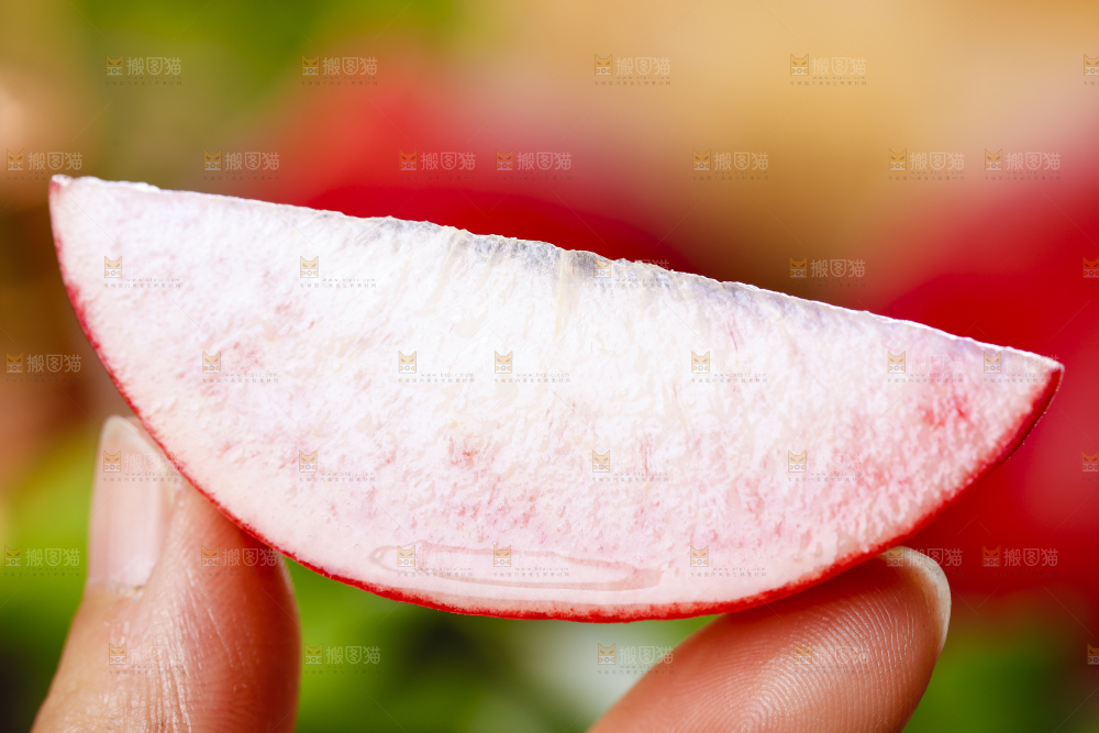手里拿着一块脆桃