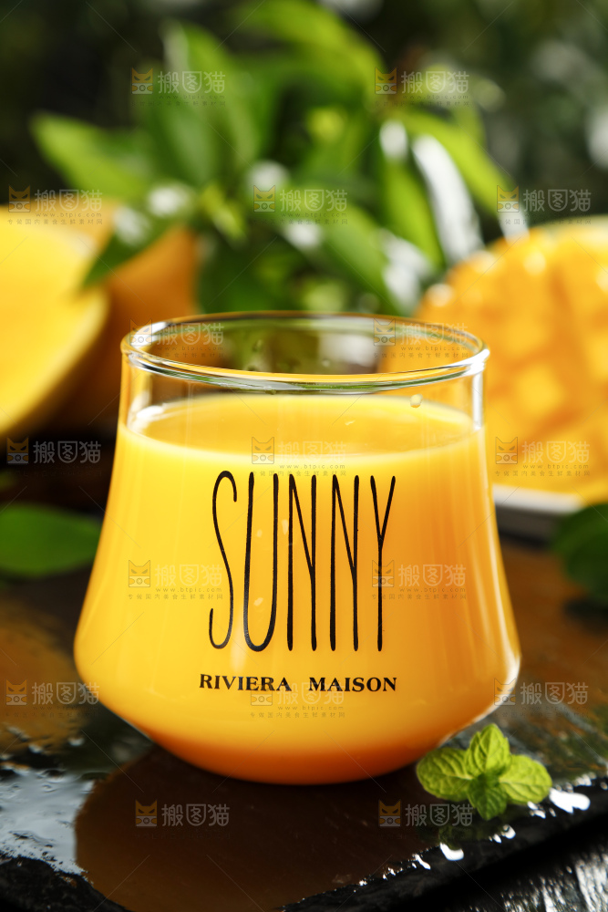 杯子里装着高乐蜜芒的果汁