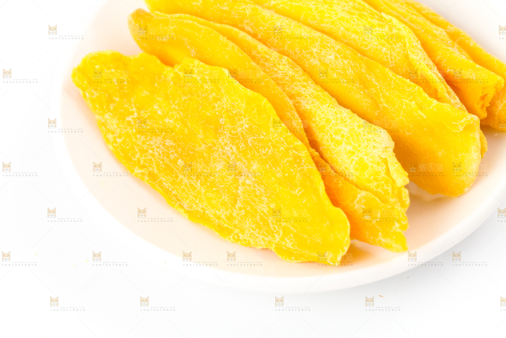碟子里装着风味芒果干