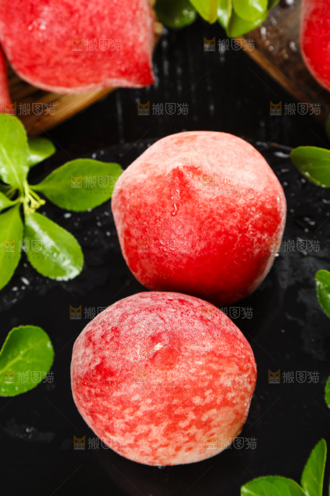 黑底上放着新鲜水蜜桃