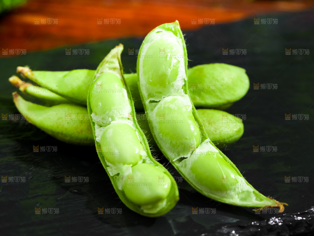 黑底上摆放着生毛豆