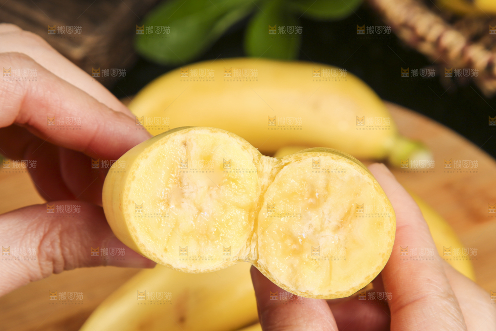 手里拿着小香蕉