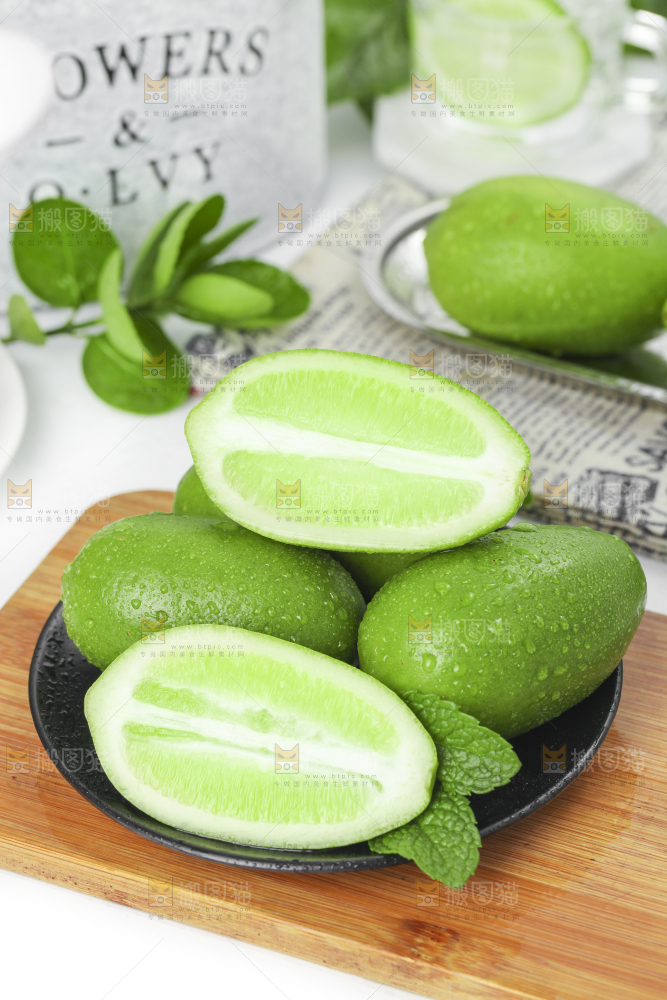 木底上摆放着无籽青柠檬