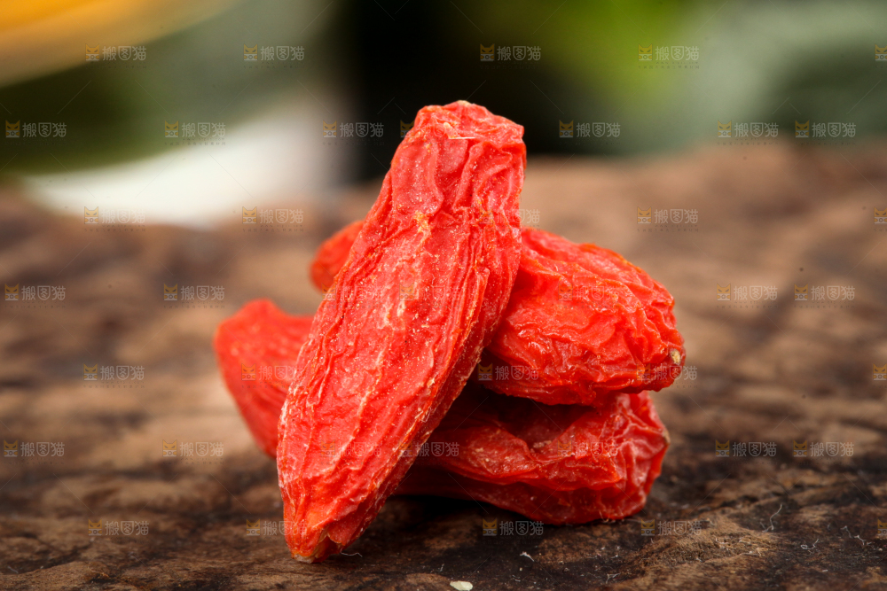深底上摆放着红枸杞子