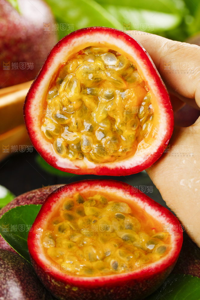 手里拿着百香果