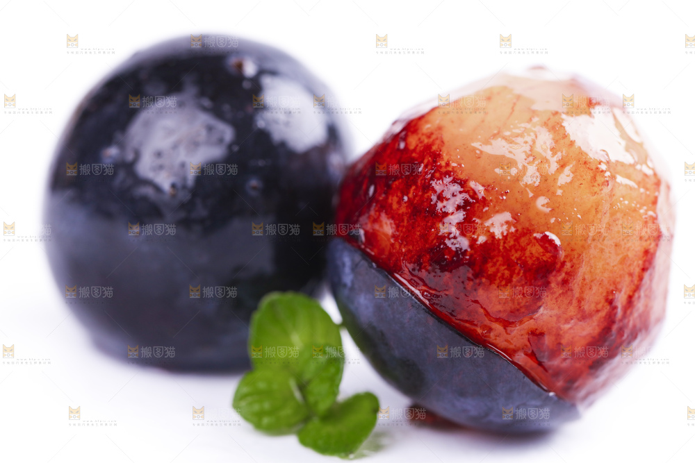 白底上摆放着夏黑葡萄
