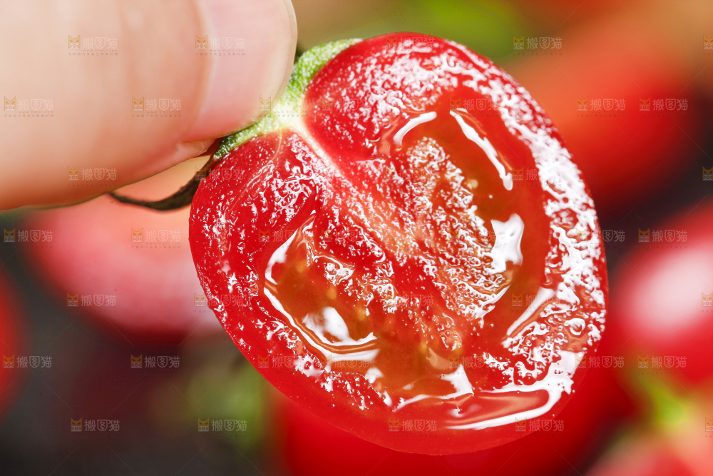 黑底上摆放着樱桃小番茄