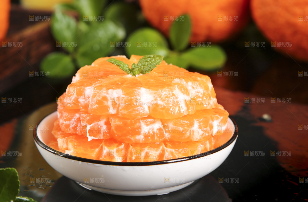 碟子里装着柑橘