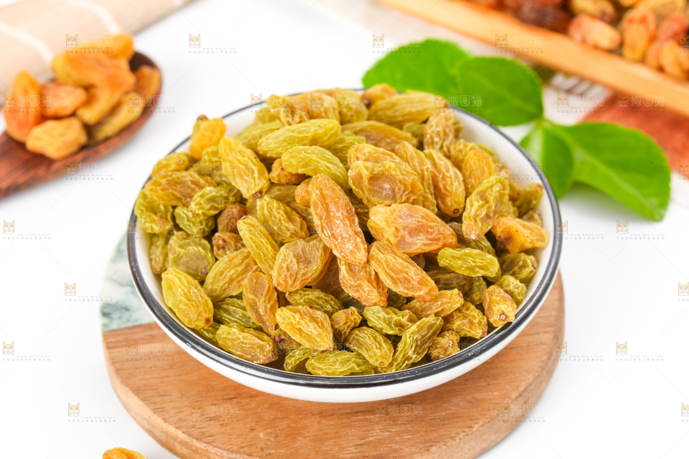 盘子里装着绿提子干
