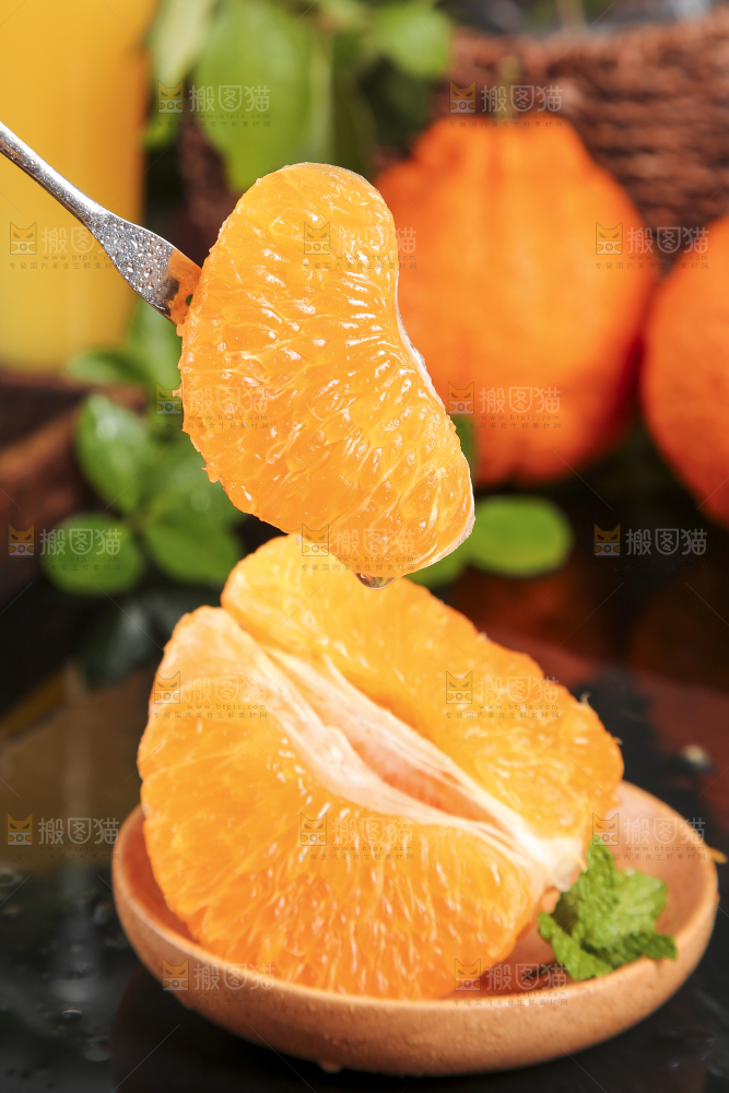 叉子叉着一块柑橘
