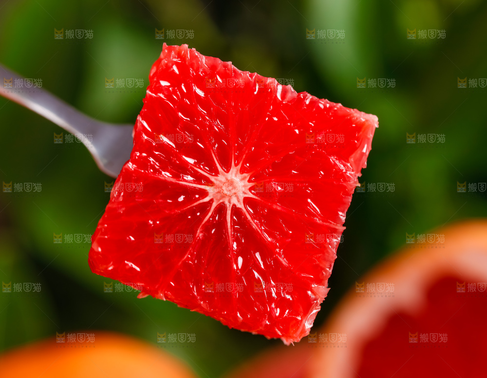 叉子叉着一块葡萄柚