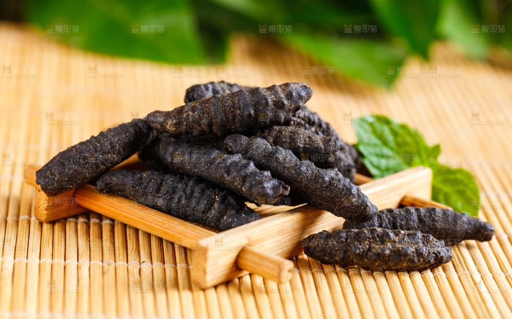 木底上放着干海参