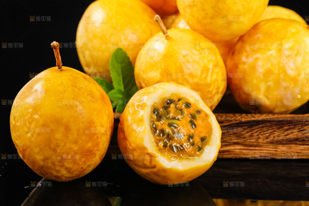 深底上摆放着西番莲
