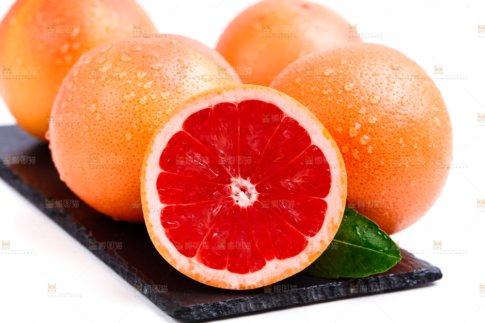 黑石板上摆放着南非进口西柚