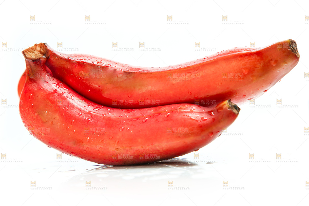 白底上放着红皮香蕉