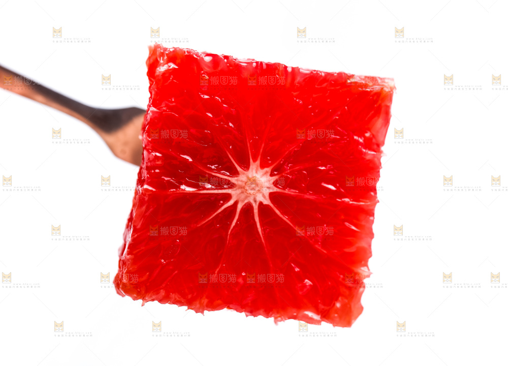 叉子叉着一块葡萄柚