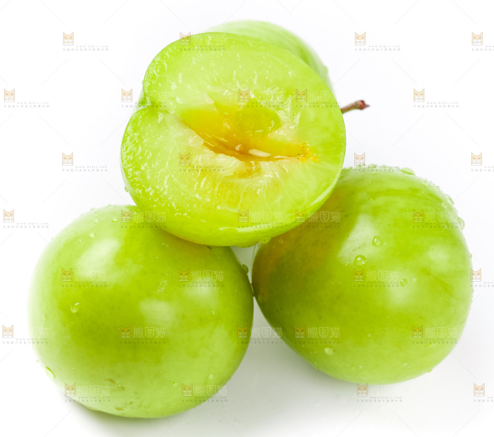 白底上摆放着李子