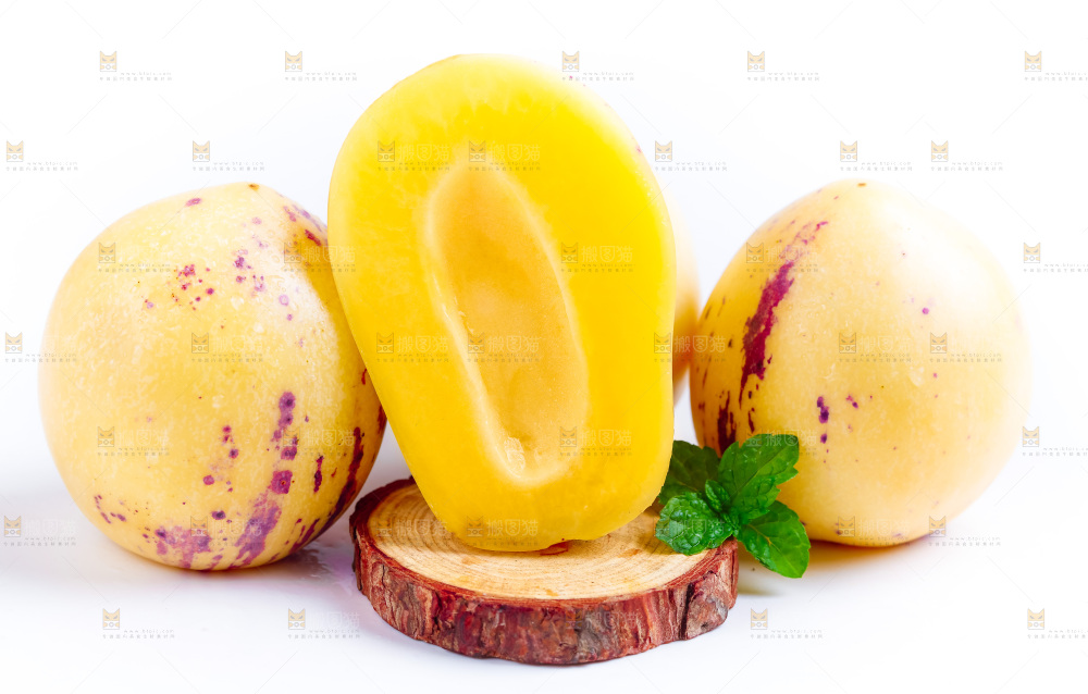 白底上摆放着甘肃民勤人参果