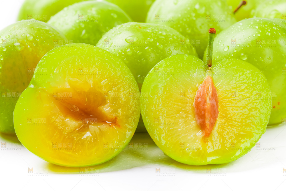 白底上摆放着李子