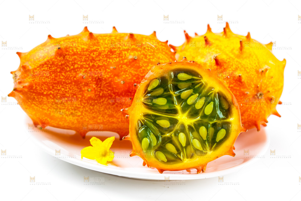 盘子里装着火参果