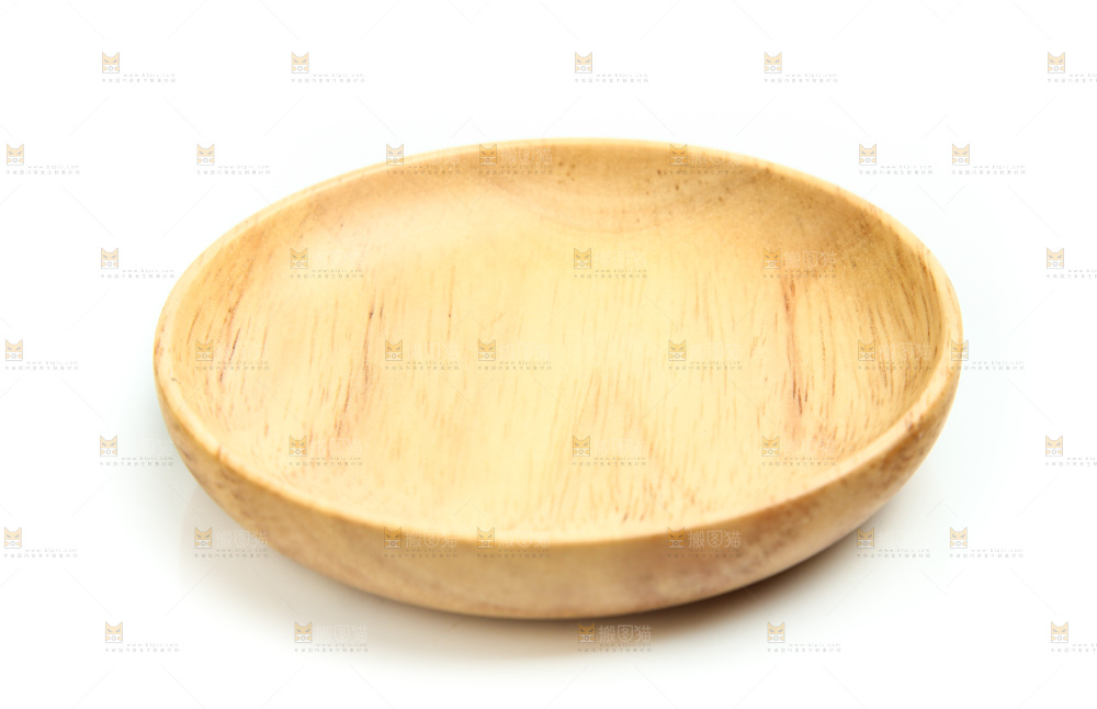 白底上摆放着木制盘子