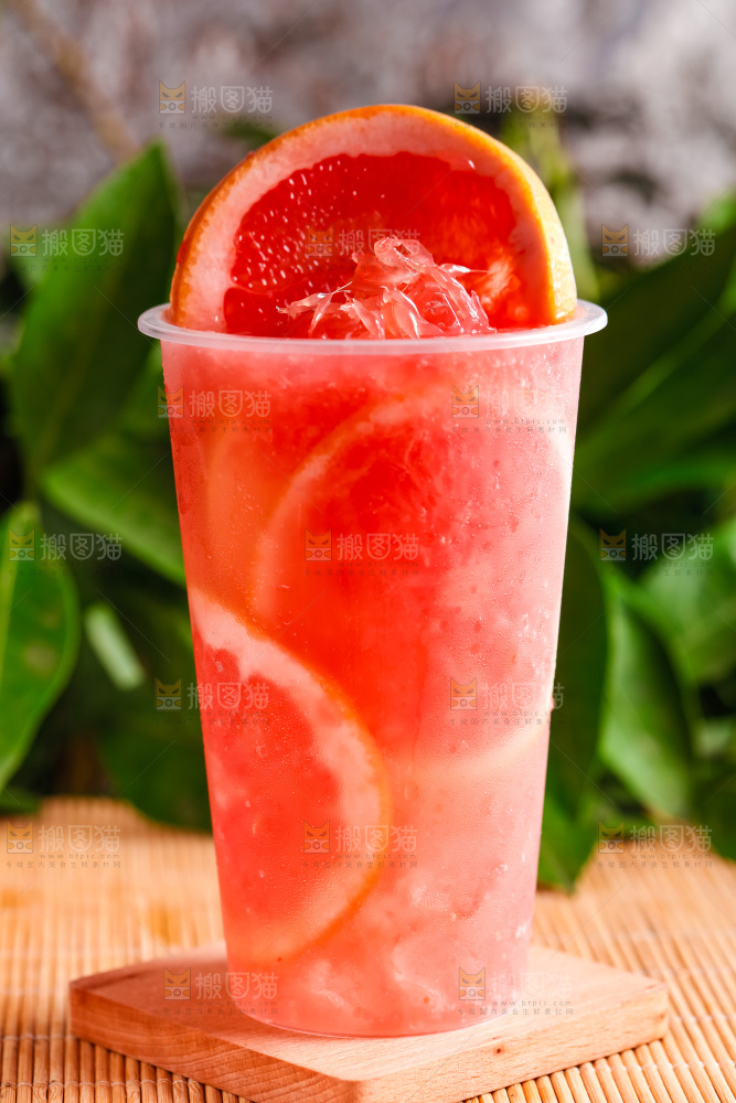 杯子里装着西柚果汁