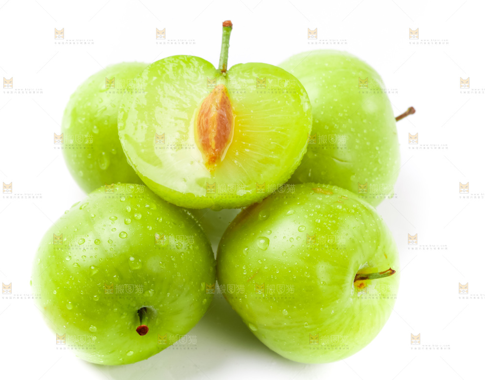 白底上摆放着李子