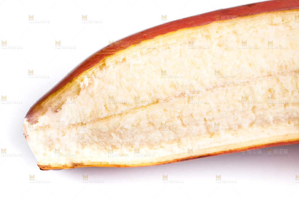 白底上摆放着新鲜红皮香蕉