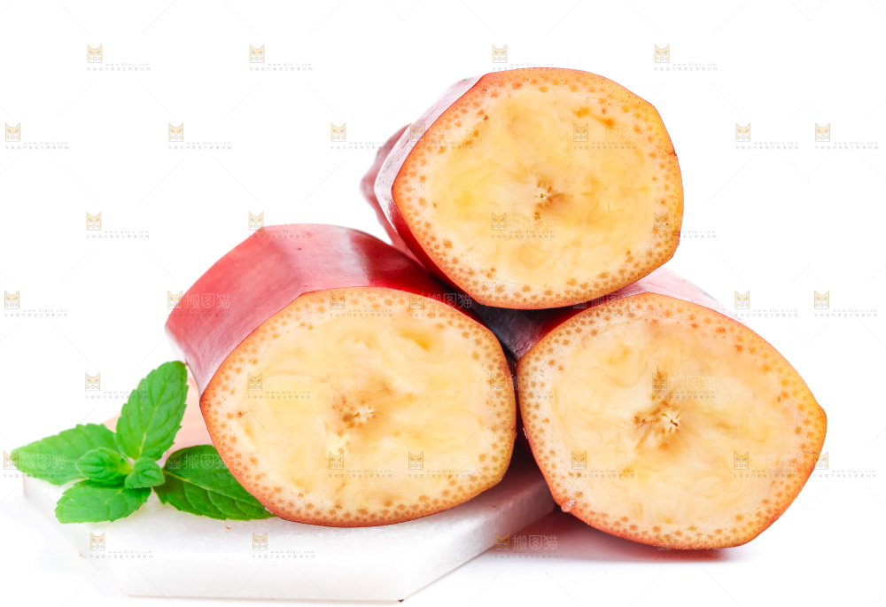 白底上摆放着红皮香蕉