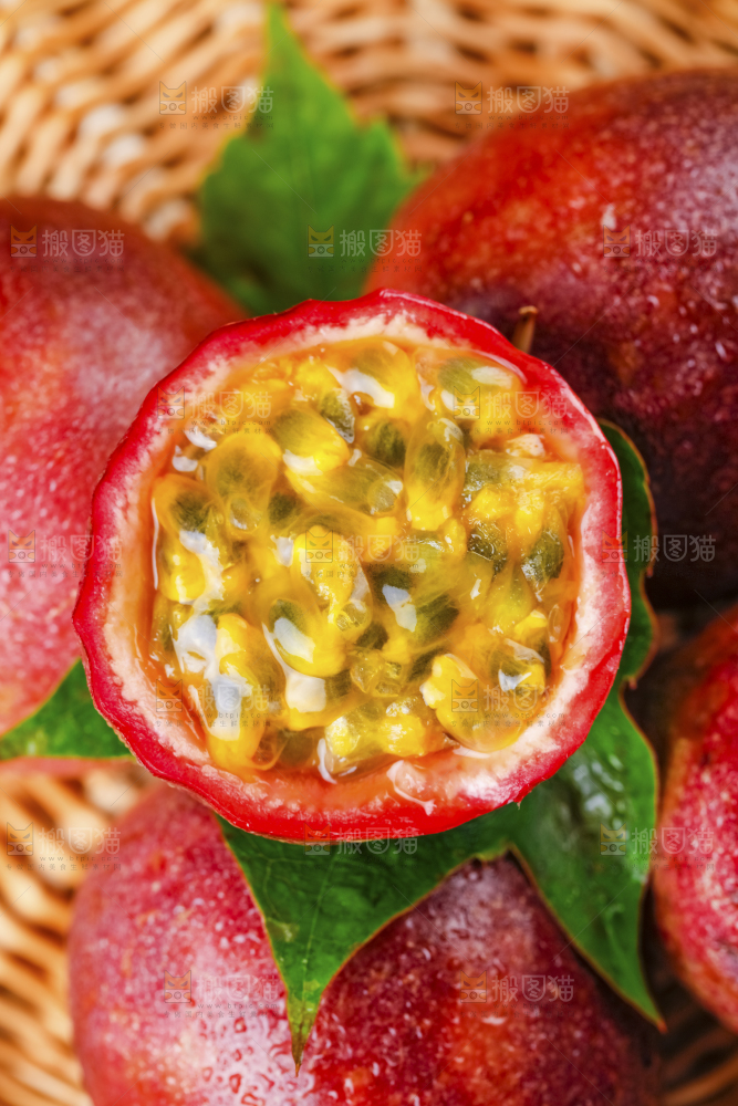 篮子上放着紫皮百香果