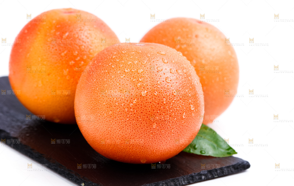 黑石板上摆放着南非进口西柚