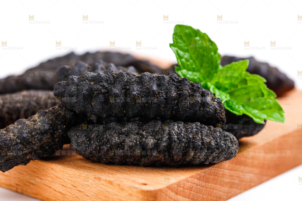 木底上放着野生海参