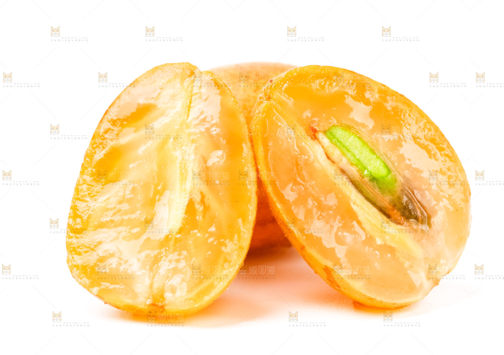 白底上摆放着黄皮果