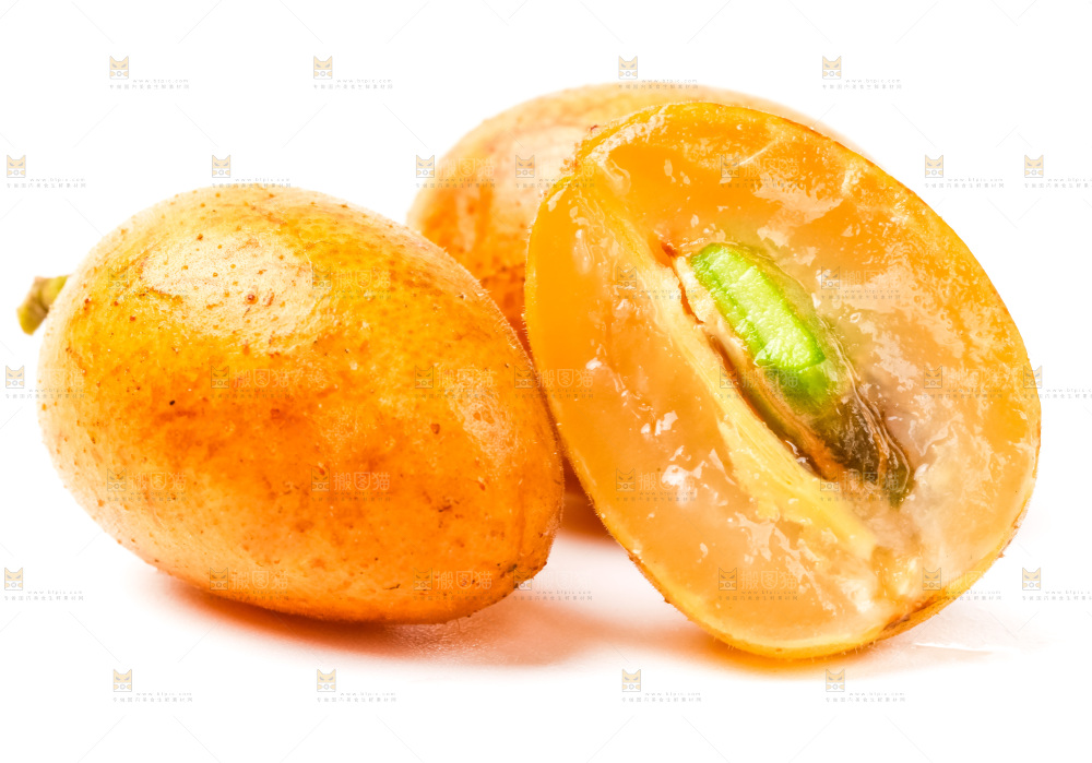 白底上摆放着黄皮果