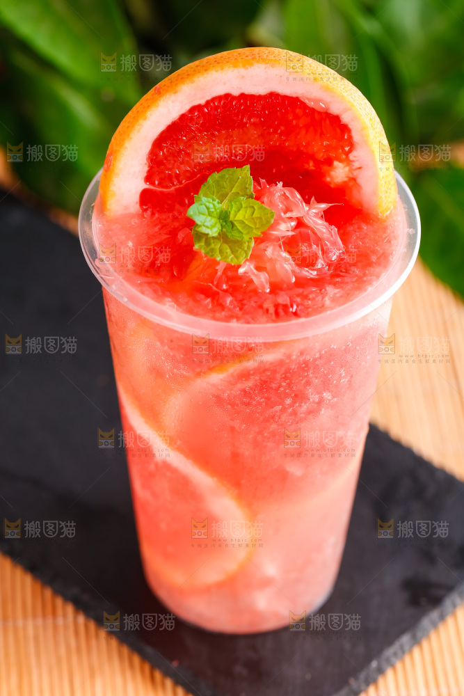 杯子里装着西柚果汁