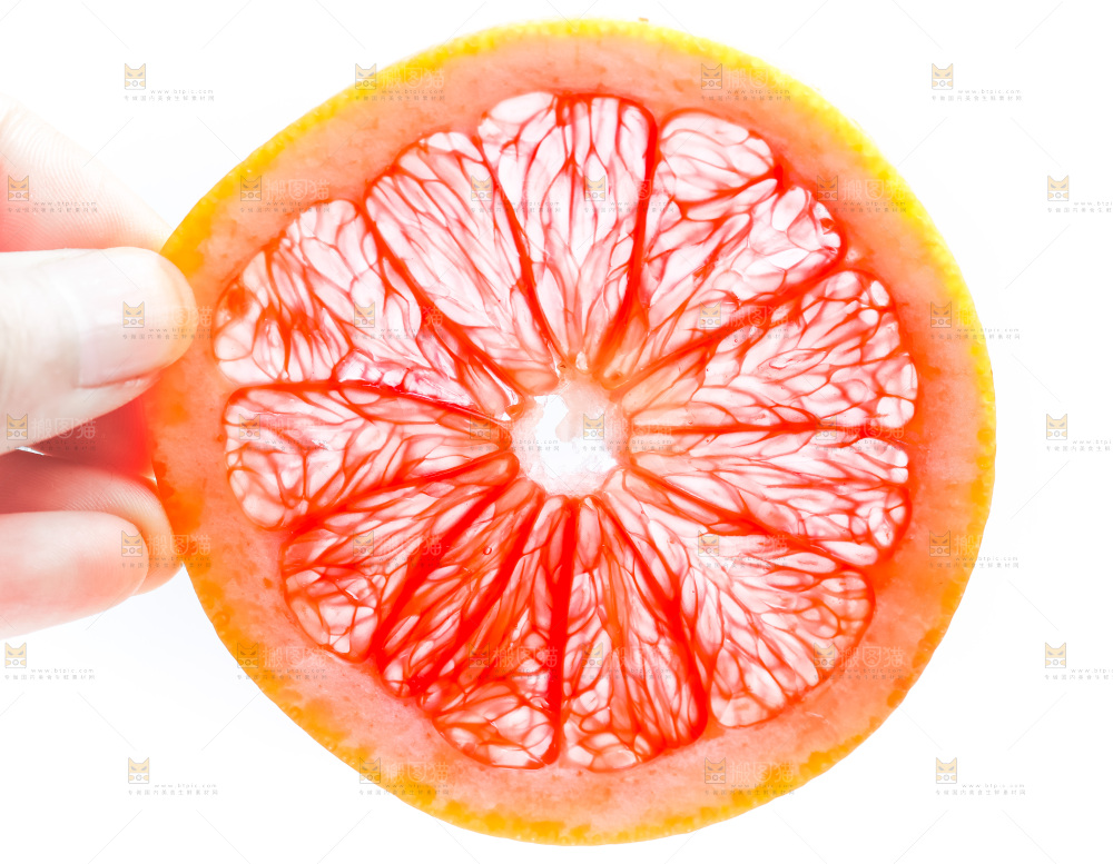 手里拿着红西柚