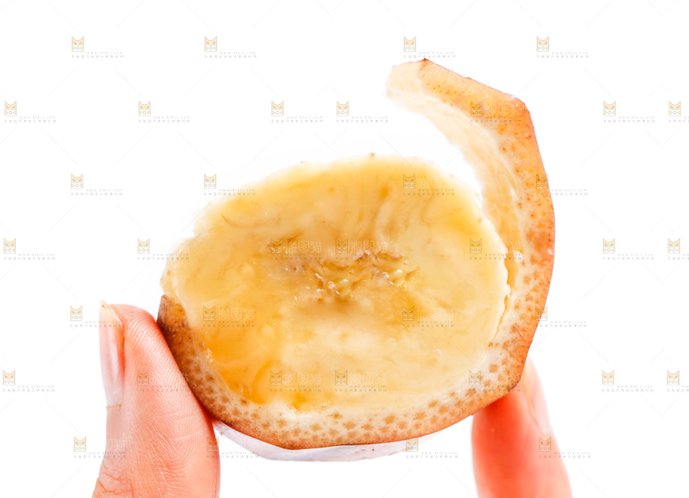 手里拿着一块香蕉