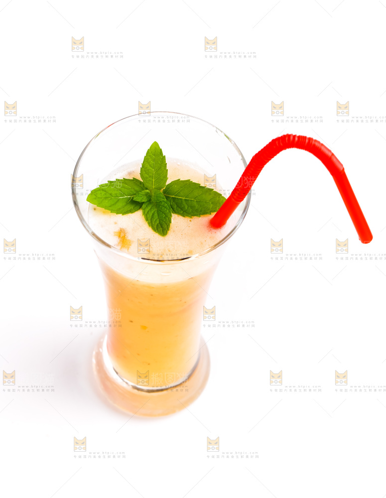 杯子里装着香蕉汁